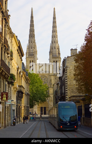 Nouveau système de transport public par tramway Cathédrale St André Bordeaux France Banque D'Images