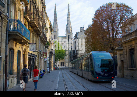 Nouveau système de transport public par tramway Cathédrale St André Bordeaux France Banque D'Images