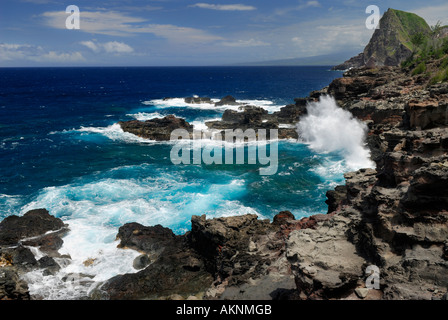 Le fracas des vagues à Mokolea Kahakaloa Point la pierre de lave avec cône de cendres sur la côte de l'océan Pacifique de Maui Hawaii Banque D'Images