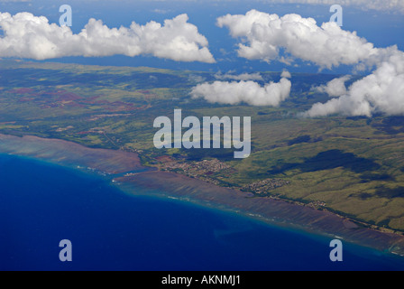 Vue aérienne de la côte sud de Molokai Kaunakakai et plantations à Kamiloloa Banque D'Images