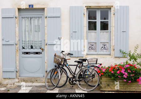 Accueil traditionnel avec des vélos Ile De Re France Banque D'Images