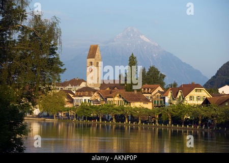 Aare à Unterseen la ville la plus haute sur l'Aar Interlaken Oberland Bernois highlands Canton de Berne Suisse Banque D'Images
