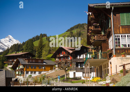 Maisons au bord d'une rue à Murren 1650 m village de montagne Walser Oberland Bernois highlands Canton de Berne Suisse Banque D'Images