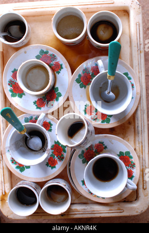 Les tasses de café vides après une cérémonie du café éthiopien, l'Éthiopie, Choche Banque D'Images