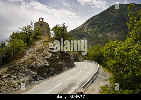 Petite chapelle sur une colline près de clans dans les montagnes des Alpes Maritimes, sud de la France Banque D'Images