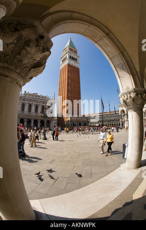 La Place St Marc la Campanile soleil de l'après-midi d'âge moyen âge moyen 60's 70's couple Venise Italie Europe EU Banque D'Images