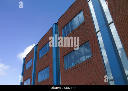 L'extérieur de l'édifice moderne de Tesco sur fond de ciel bleu, Cardiff, Pays de Galles, Royaume-Uni Banque D'Images