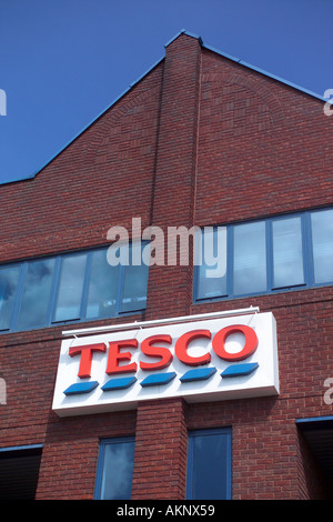 L'extérieur de l'édifice moderne de Tesco sur fond de ciel bleu, Cardiff, Pays de Galles, Royaume-Uni Banque D'Images