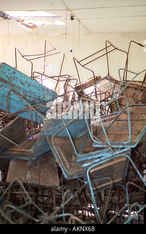 Les chaises sont à l'école, à la suite du tsunami, Hegalla M V l'école, le Sri Lanka, l'Asie Banque D'Images