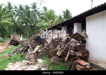 Les chaises sont à l'école, à la suite du tsunami, Hegalla M V l'école, le Sri Lanka, l'Asie Banque D'Images