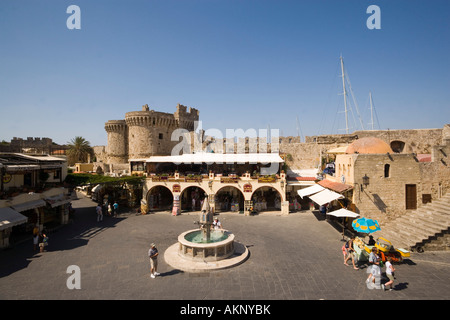 Platia Ippokratou Kastellania avec Bibliothèque publique construction Thalassini Gate la ville de Rhodes, Rhodes, Grèce Banque D'Images