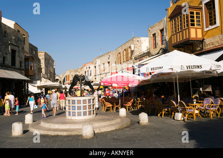 Fontaine des chevaux marins Platia Martyrion Evreon Square de l'Hébreu Martyrs cafés stocke la ville de Rhodes Grèce Banque D'Images