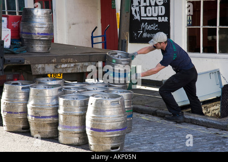 Drayman livrer barils de bière dans un pub dans le centre-ville de Guildford, Surrey, Angleterre. Banque D'Images