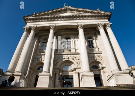 Avant l'entrée de la galerie d'art Tate Britain sur Millbank, Londres, Angleterre. Banque D'Images