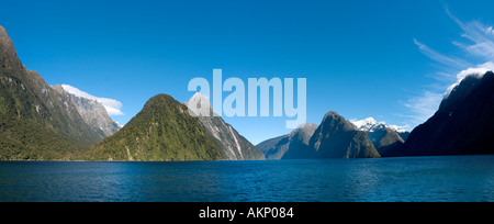 Une vue panoramique depuis le pont d'un bateau de croisière avec Mitre Peak derrière, Milford Sound, Fiordland, île du Sud, Nouvelle-Zélande Banque D'Images