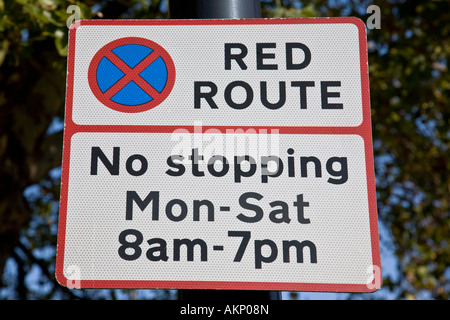 Un panneau routier dans le centre de Londres montrant que la route est désigné une zone d'arrêt aucun itinéraire rouge, Londres, Angleterre. Banque D'Images