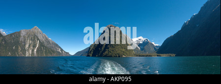 Une vue panoramique depuis le pont d'un bateau croisière rouge, Milford Sound, Fiordland National Park, South Island, New Zealand Banque D'Images