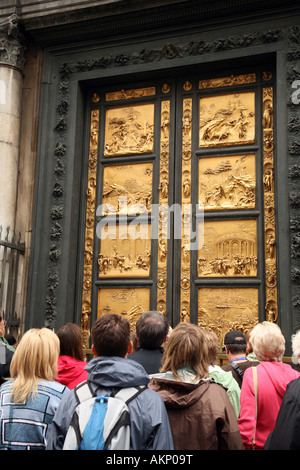 Les gens observant la l'activité portes du paradis', ou des portes du paradis, les portes de l'Est, le Baptistère, Florence, Italie Banque D'Images