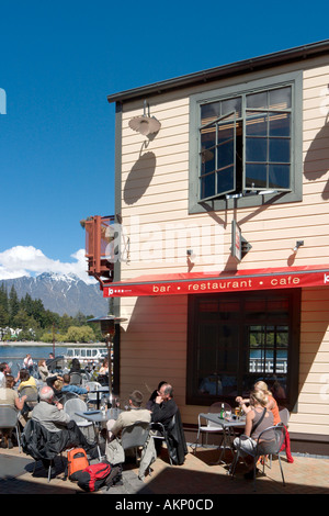 Le bar-café au bord du lac avec sur les rives du lac Wakatipu, Queenstown, île du Sud, Nouvelle-Zélande Banque D'Images