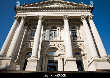 Avant l'entrée de la galerie d'art Tate Britain sur Millbank, Londres, Angleterre. Banque D'Images