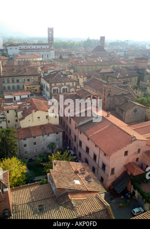 Lucca Toscane Italie Belle ancienne ville fortifiée vue de la Torre Guinigi Tour Guinigi Banque D'Images