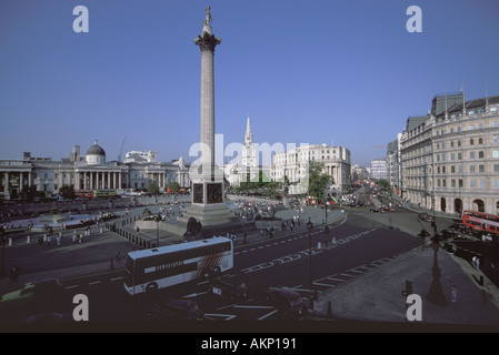 Large vue panoramique sur Trafalgar Square avec la Colonne Nelson dans le centre, Londres, Angleterre, Royaume-Uni. Trafalgar Square la piétonisation. Banque D'Images