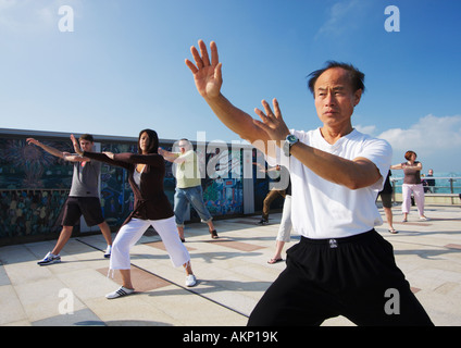 L'homme chinois Tourisme enseignement de Tai Chi au pic de Hong Kong Banque D'Images