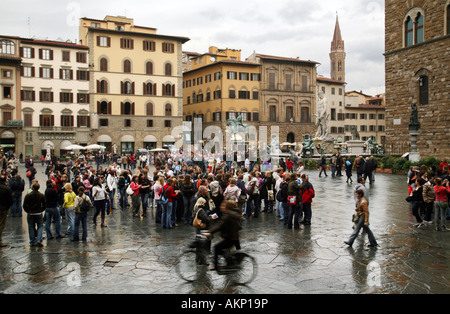 Personnes marchant sous la pluie, la Piazza de la Signoria, le centre-ville de Florence, Italie, Europe Banque D'Images