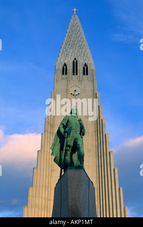 Leif Erickson statue et l'église de Hallgrimur Hallgrimskirkja () conçues pour ressembler à des colonnes de basalte, Reykjavik ISLANDE Banque D'Images