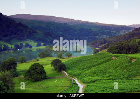 Rydal l'eau dans le Lake District avec éboulis rouges au loin. Banque D'Images