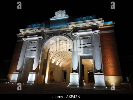Mémorial de la Porte de Menin, illuminé la nuit, Ypres, Belgique Banque D'Images