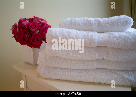 Pile de serviettes sur une table dans la salle de bains Banque D'Images