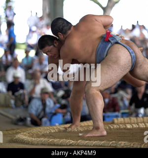L'ensemble de l'université tournoi de sumo japonais towada city wrestling lutteurs lutte la lutte contre la concurrence à l'extérieur de sport amateur Banque D'Images