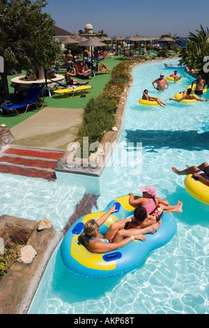 Les gens dans les pneus flottant sur une rivière tranquille Faliraki le plus grand en Europe Rhodes Grèce Faliraki Banque D'Images