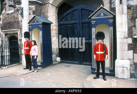 Grenadier garde debout sur un service de sentinelle à l'extérieur de Saint James Palace, Londres Banque D'Images