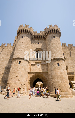 Les gens qui entrent dans le Grand Maître du palais construit au 14e siècle par l'entrée principale de la ville de Rhodes Rhodes Grèce Banque D'Images