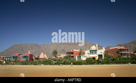 L'hôtel Hyatt Regency à Taba Heights Resort dans le désert du Sinaï en Égypte avec montagnes rouges derrière Banque D'Images