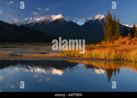 La première lumière sur la gamme Sundance Première Vermilion Lake à l'automne du Mont Sanson les Montagnes Rocheuses du Canada Banff National Park Alberta Canada Banque D'Images