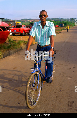 L'homme sur un vélo dans la ville de Tabou , Côte d'Ivoire Banque D'Images