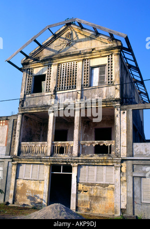 L'abandon d'un bâtiment colonial français à Grand Bassam, Côte d'Ivoire Banque D'Images