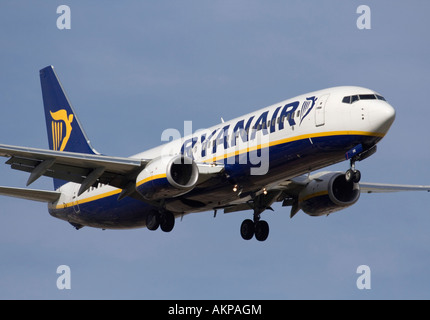 Vols bon marché. Avion à réaction Boeing 737-800 appartenant à la compagnie aérienne à bas prix irlandaise Ryanair en approche finale Banque D'Images