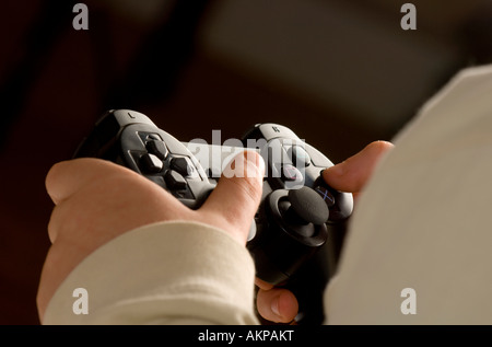 Un jeune garçon jouant sur une console de jeux PlayStation.image de Jim Holden. Banque D'Images