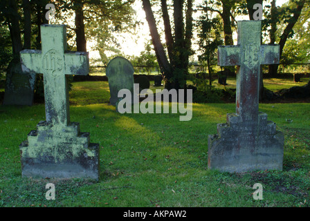 Deux croisements similaires pierre tombale dans le cimetière de l'église All Saints, Horsey, Norfolk Broads, England, UK. Banque D'Images