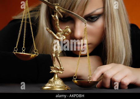 Femme jouant avec les échelles de la justice Banque D'Images
