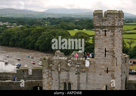 Vue aérienne du château de Caernarfon avec River et le parc national de Snowdonia Arfon Gwynedd au nord du Pays de Galles Royaume-uni Grande-Bretagne Banque D'Images