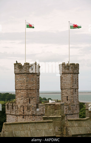 Vue aérienne de l'historique château de Caernarfon avec drapeaux gallois et le détroit de Menai derrière le Nord du Pays de Galles Royaume-uni Grande-Bretagne Europe Banque D'Images