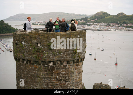 Tourists admire the views from the top of a medieval tower at Conwy castle Snowdonia national park North Wales UK Britain EU Banque D'Images