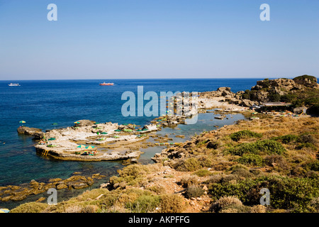 Vue sur la plage de Nikolas à bateaux sur la mer Egée Rhodes Rhodes Grèce Banque D'Images