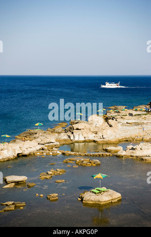 Vue sur la plage de Nikolas à bateaux sur la mer Egée Rhodes Rhodes Grèce Banque D'Images