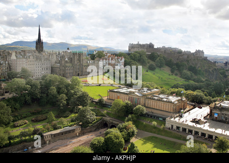 Vue depuis le Scott Monument situé sur Édimbourg dont le château et la Galerie nationale de l'Écosse Banque D'Images
